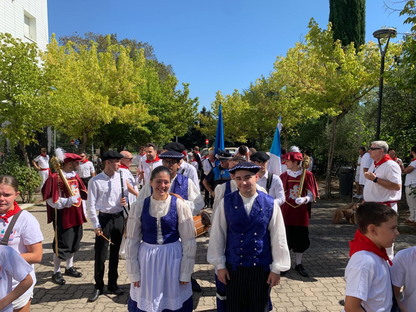 Los mayordomos, en el primer plano, y los maceros, al fondo, al inicio del desfile en Zizur Mayor
