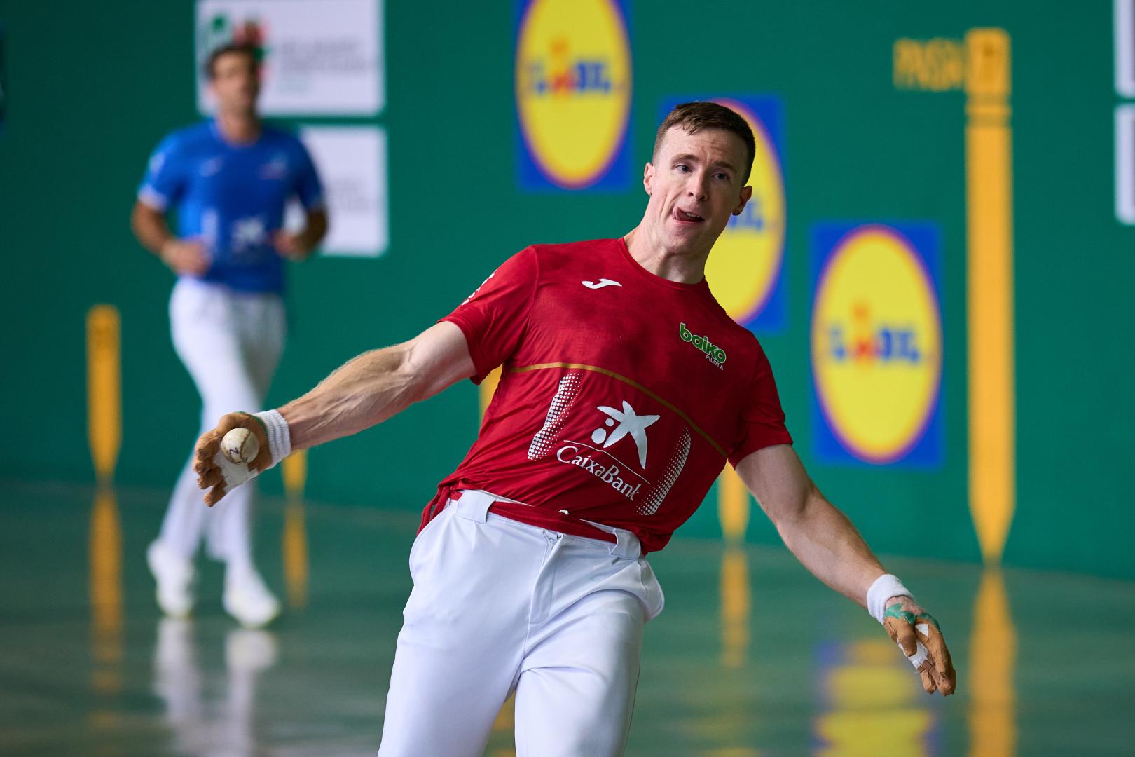 Artola golpea una pelota en Lumbier.