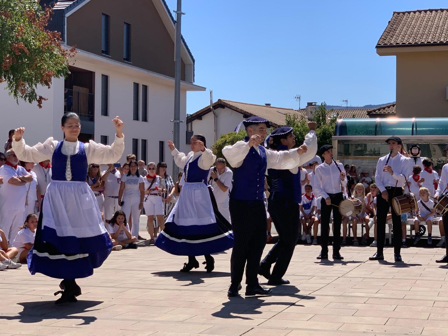 El baile de los mayordomos en la plaza de los Fueros