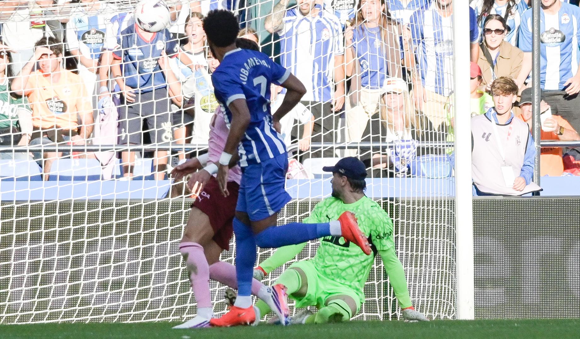 El delantero gabonés del Deportivo Pierre-Emerick Aubameyang (delante) marca el segundo gol del equipo gallego