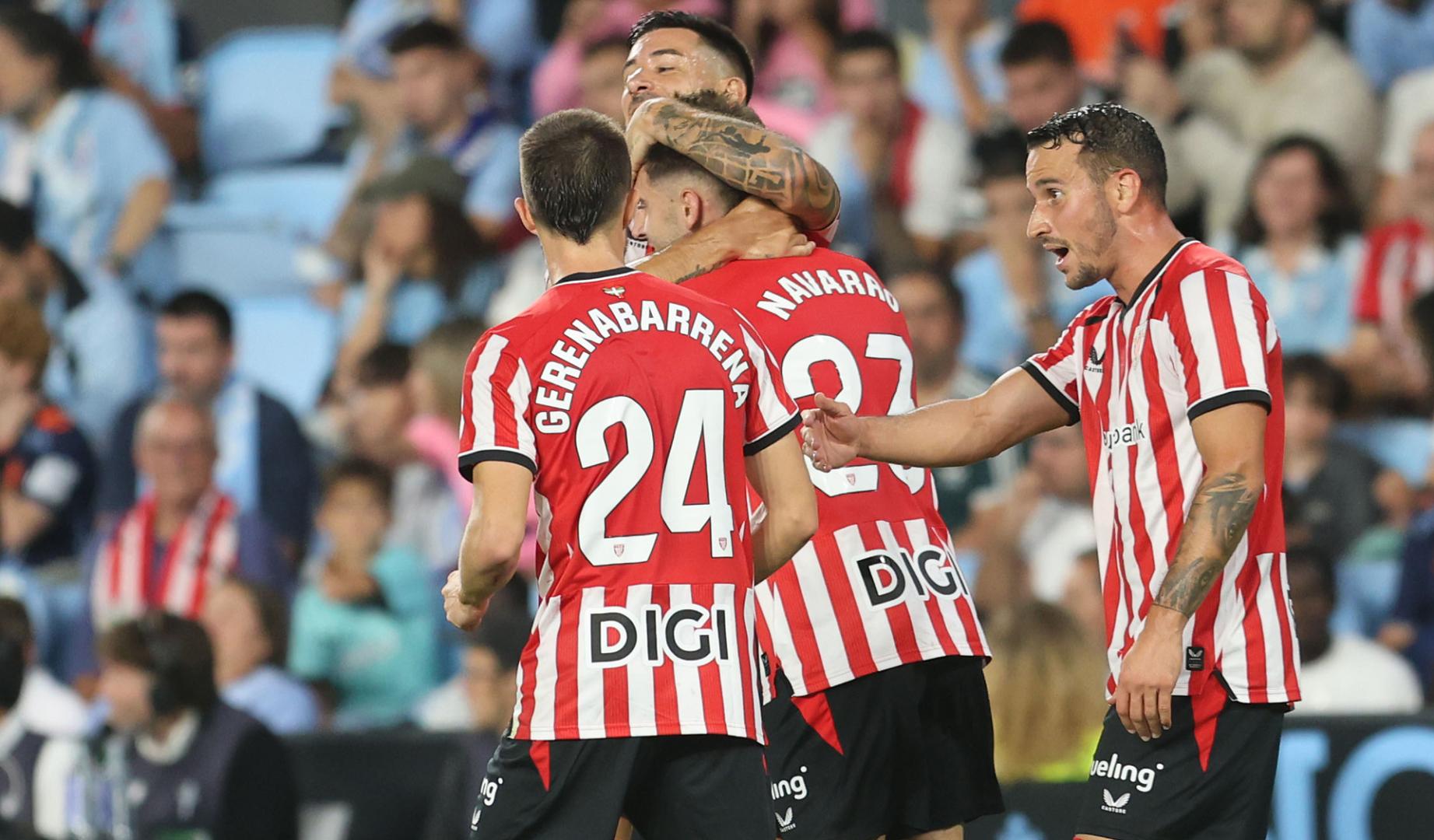 El centrocampista del Athletic Club Robert Navarro (2d) celebra su gol en el partido de la tercera jornada de LaLiga que Celta de Vigo y Athletic Club de Bilbao