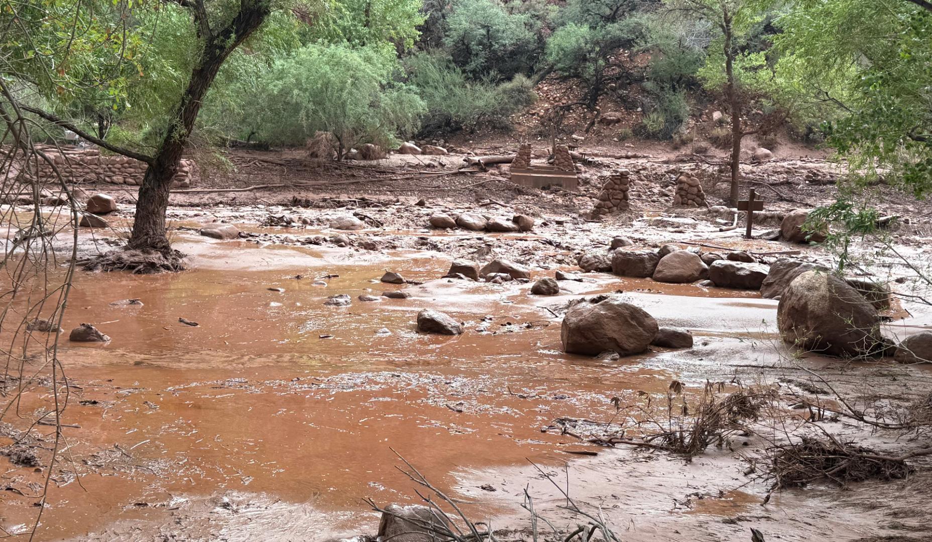 Fotografía cedida por el Servicio de Parques Nacionales de EE UU que muestra los restos de los pilares de un puente de piedra destruido debido a una crecida repentina del arroyo Bright Angel en Arizona