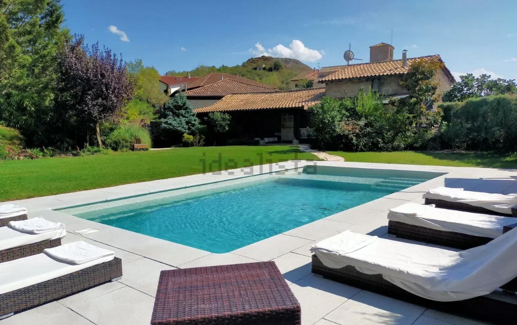 La propiedad cuenta con una coqueta piscina en el jardín