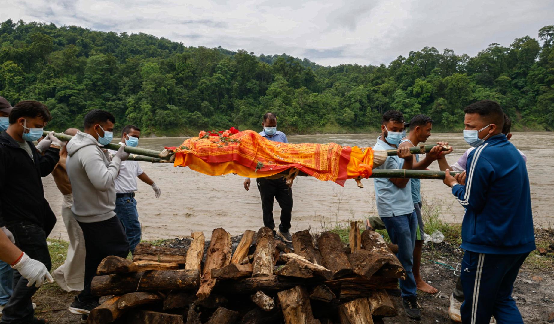 Aumentan a más de 900 los muertos en Nepal por la devastadora riada en la frontera con China
