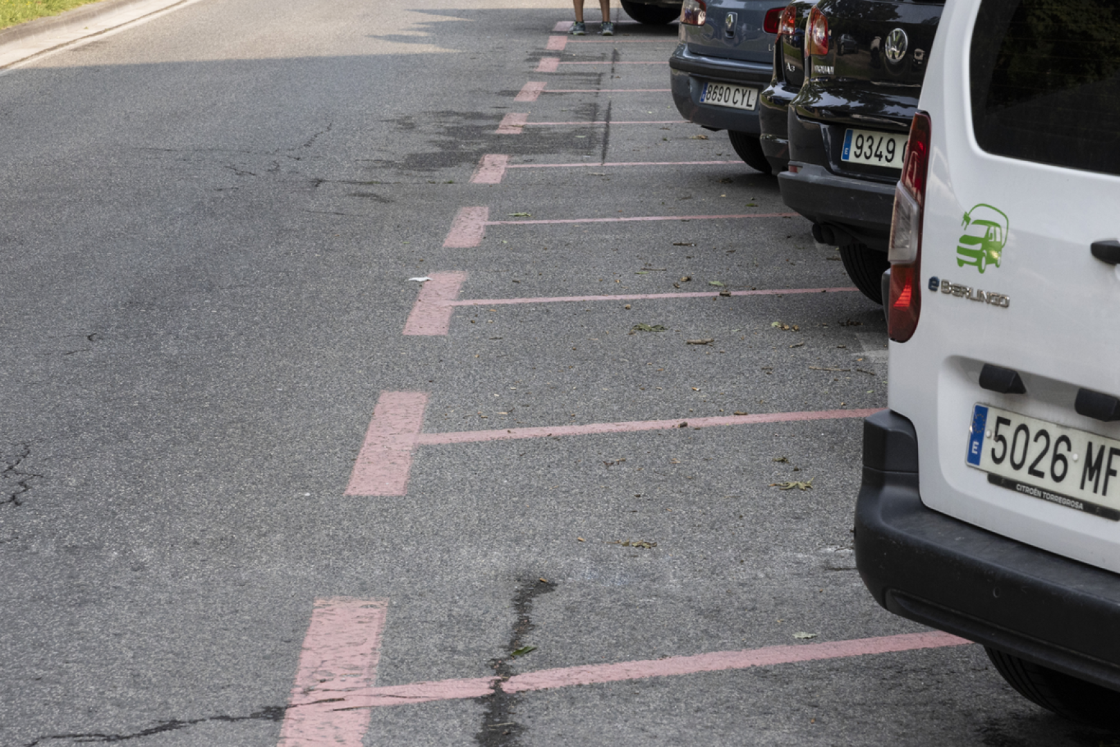 Imagen de varios vehículos aparcados en zona naranja en Pamplona