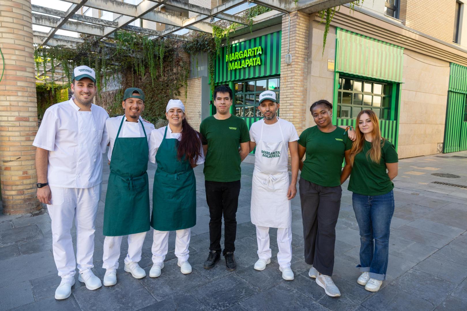 De izquierda a derecha: Alessandro Calabrese Torres, Luis Bermúdez, Sara Cacciola, José Raúl Silva Enriquez, Abderrahim Bagbach, Blessing Goult y Andrea Ligero, trabajadores de Margarita Malapata en Tudela, frente al local