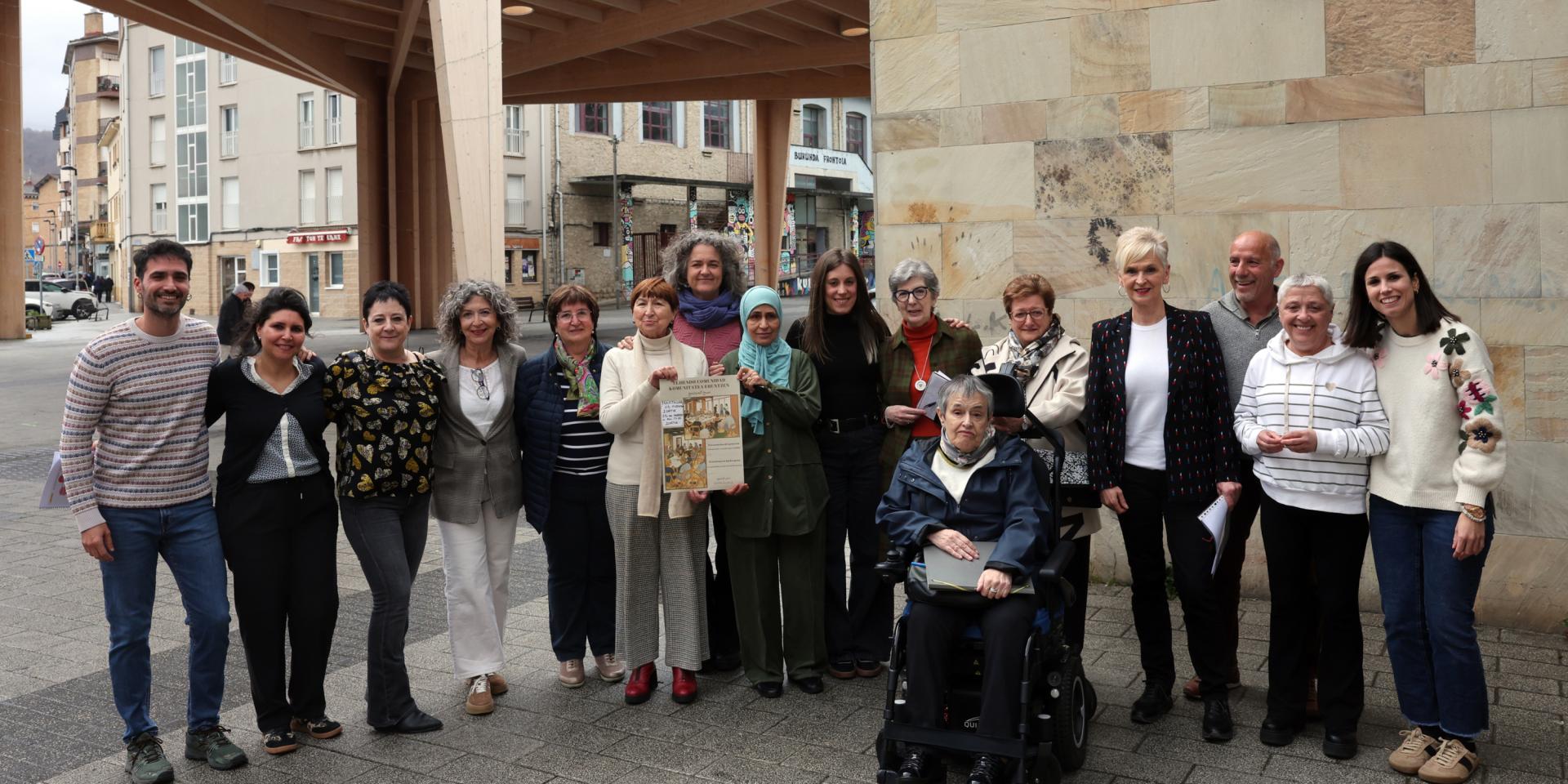 Imagen de la presentación del proyecto comunitario por el bienestar de personas mayores de 60 años 'Tejiendo Comunidad, con la participación de Alberto Zamorano Castaño, Cristina Arina Cordeu, Elena Valtierra Ondarra, Oihane Armendáriz Soriano, Ana Fernández, Amelia Lapuente Jiménez, Asun Fernández de Garayalde y Lazcano, Txuma Morcillo Larraza, Mª Asun Salegi Rivera, Inma Arroyo Goikoetxea, Isabel Gastaminza Agirrebengoa, Juli Álvaro Peral, Fatima Benddine Yousfi, Jesu Martiarena Alegría y Alodia Álvaro Igoa. EDUARDO BUXENS