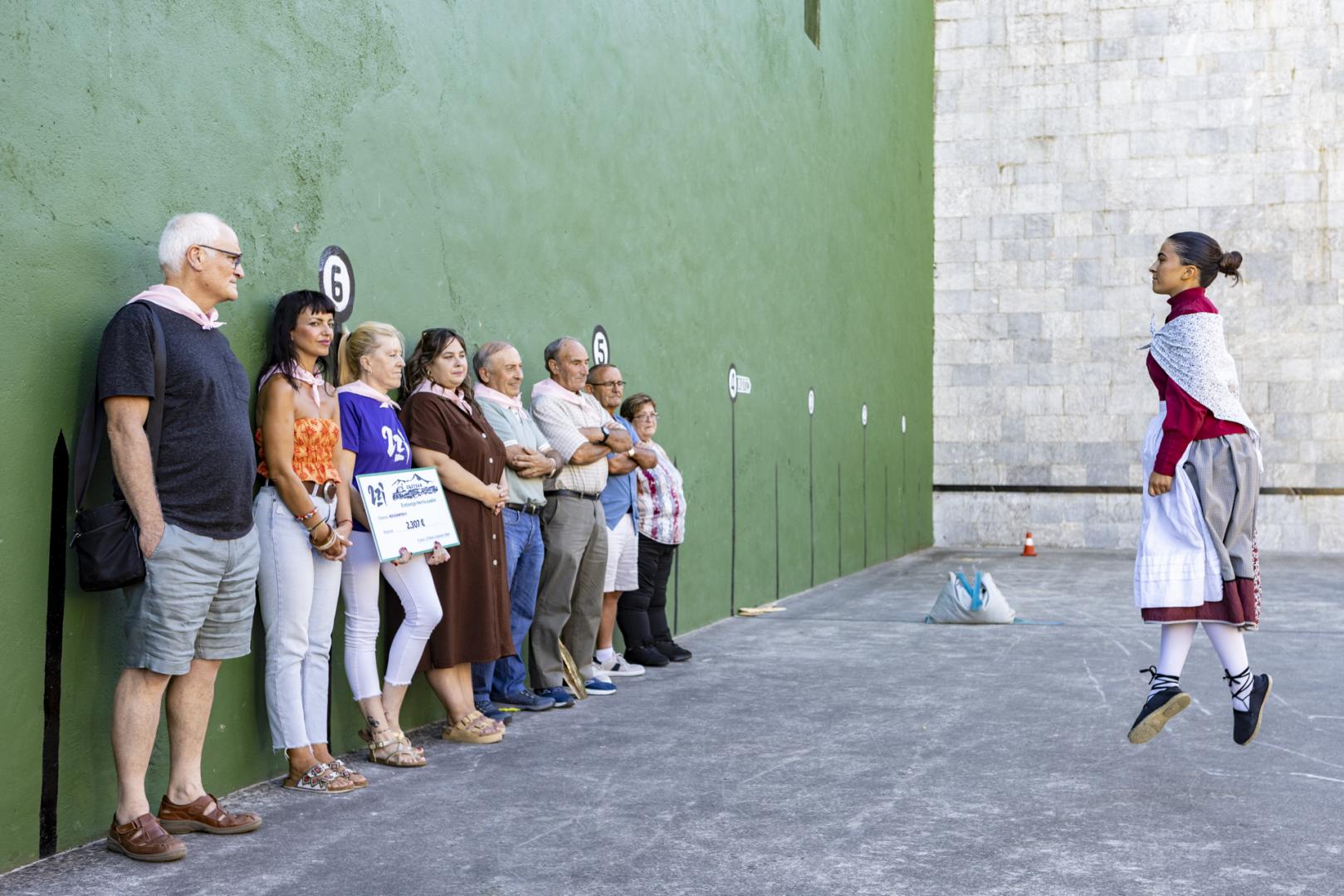 José Mari Lana, primero por la izquierda, en el homenaje de este 29 de agosto, en Eratsun.