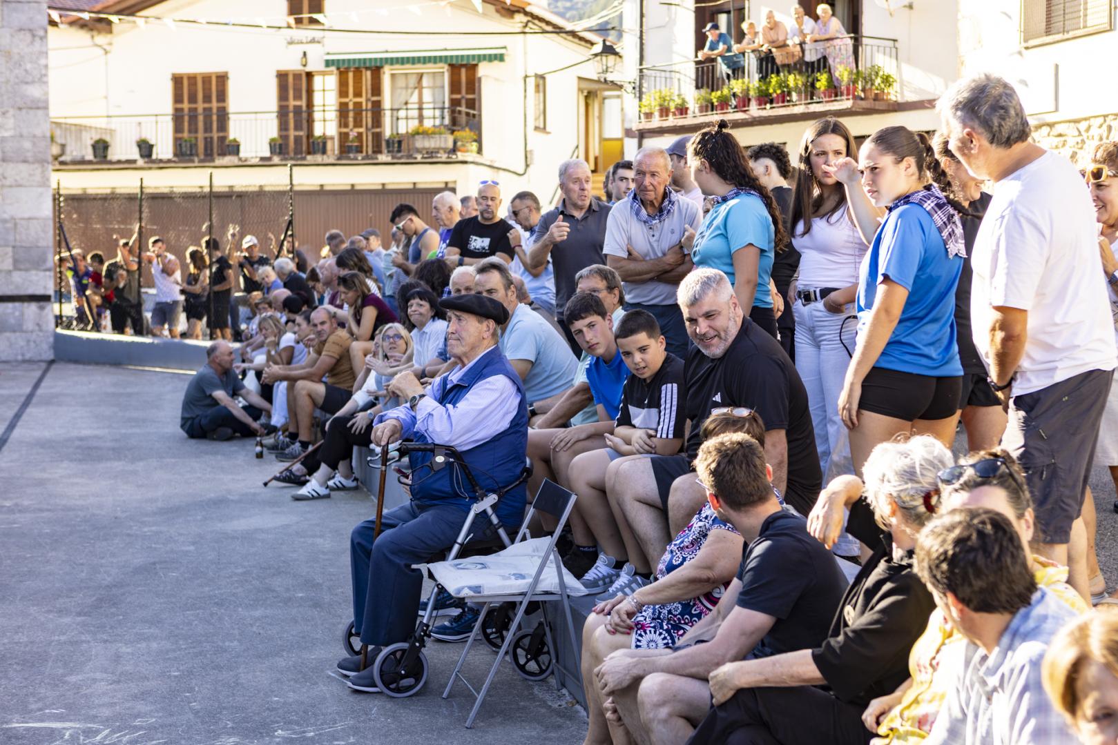 La plaza de Eratsun se llenó en Iruñarri Eguna.