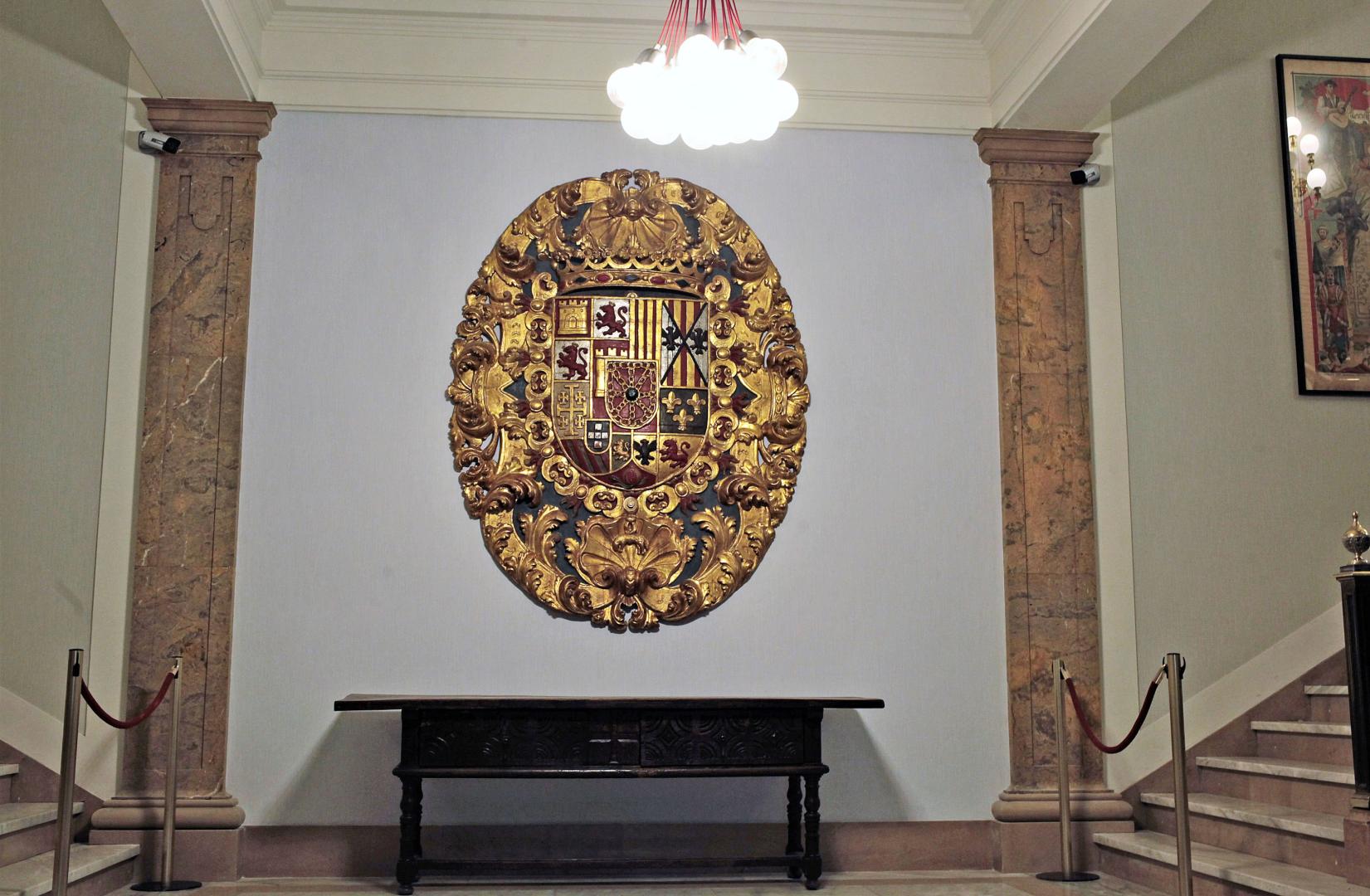 El escudo de armas reales que actualmente preside el zaguán de la Casa Consistorial