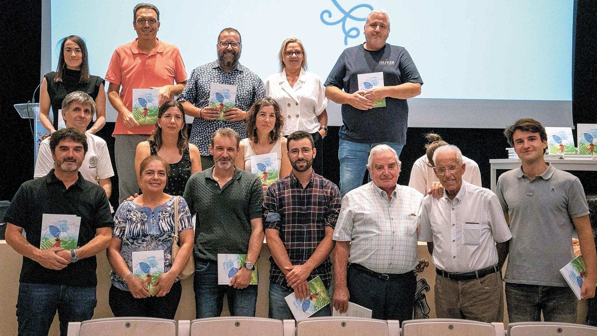 Parte de los asistentes a la presentación del cómic y el documental en el acto celebrado en la casa de cultura de Larraga