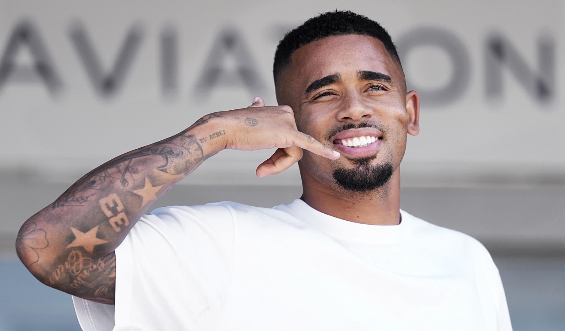 El delantero brasileño de 29 años, Gabriel Jesús, nuevo fichaje del FC Barcelona a su llegada al aeropuerto de Barcelona