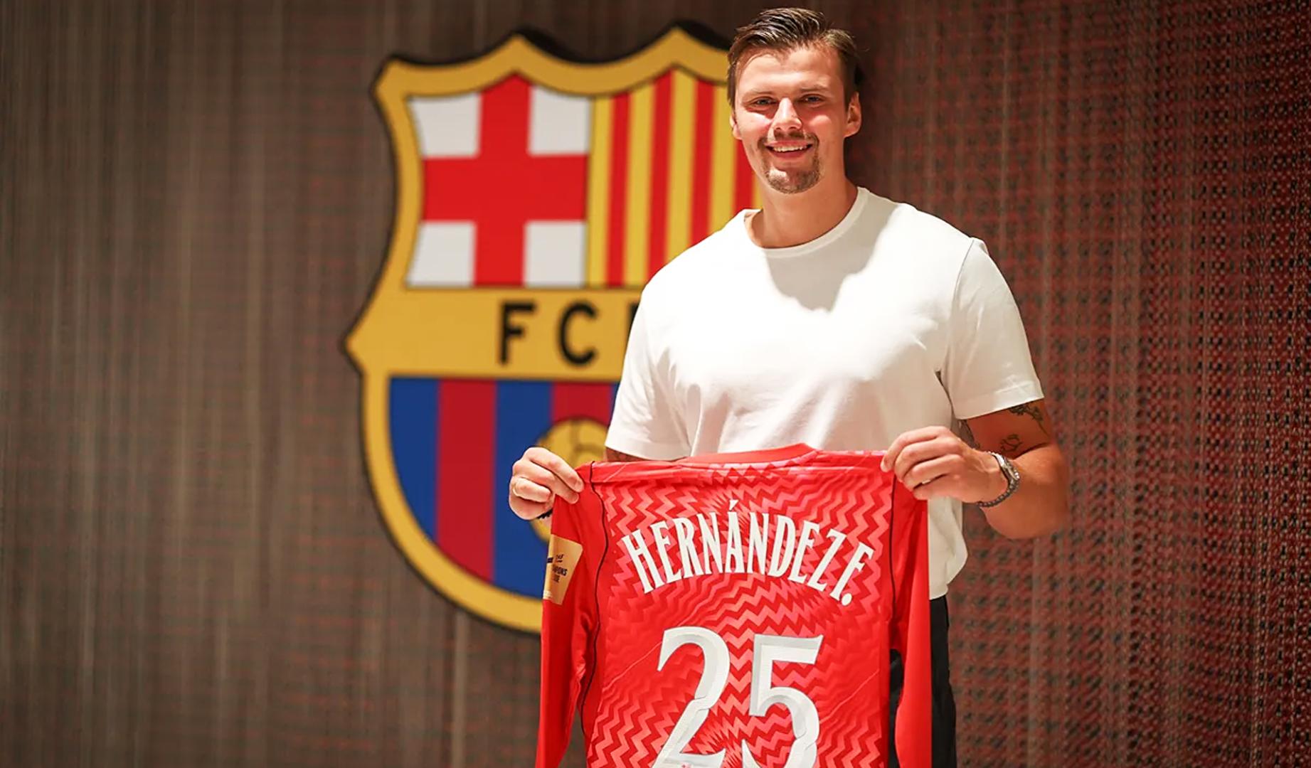 Sergey Hernández posa con la camiseta del Barcelona durante su presentación