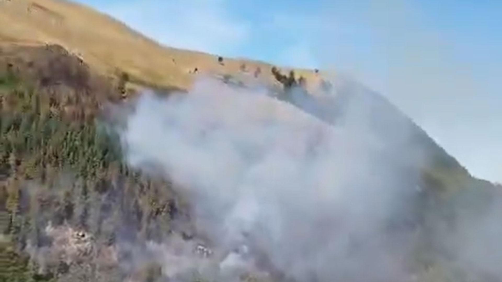 El incendio forestal de Urzainqui se ha reactivado durante la tarde de este lunes y ha sobrepasado el perímetro de control por su flanco derecho