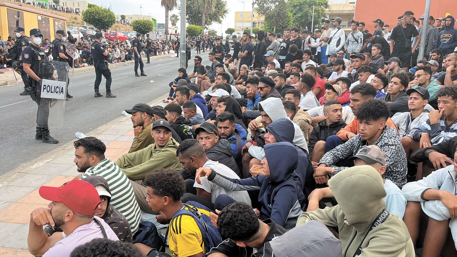Migrantes frente a la explanada de embotellamiento de Loma Colmenar, donde hace unas dos semanas se habilitó un campamento para realojarlos