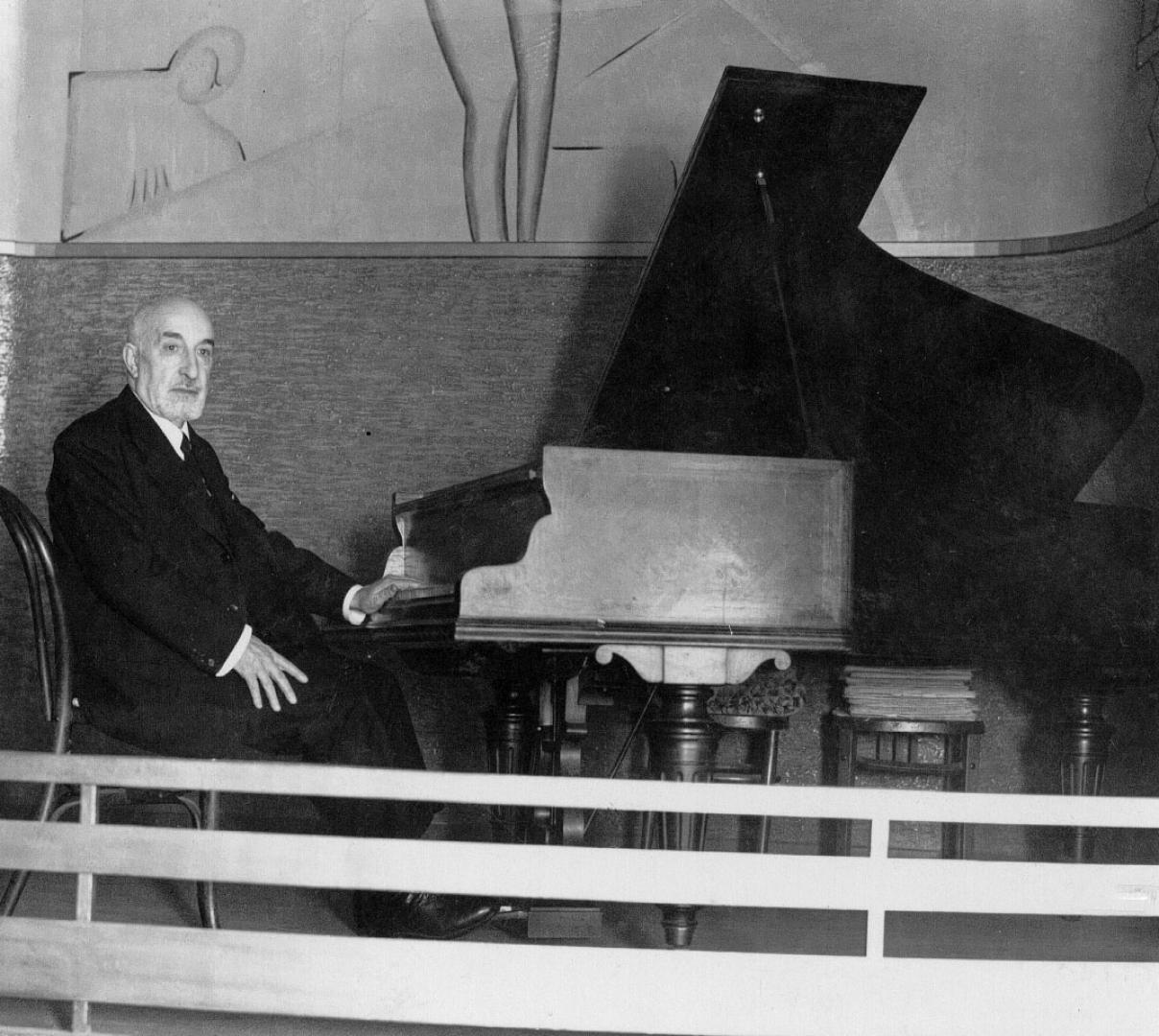 El compositor y pianista Valentín Larrea Iturbe
