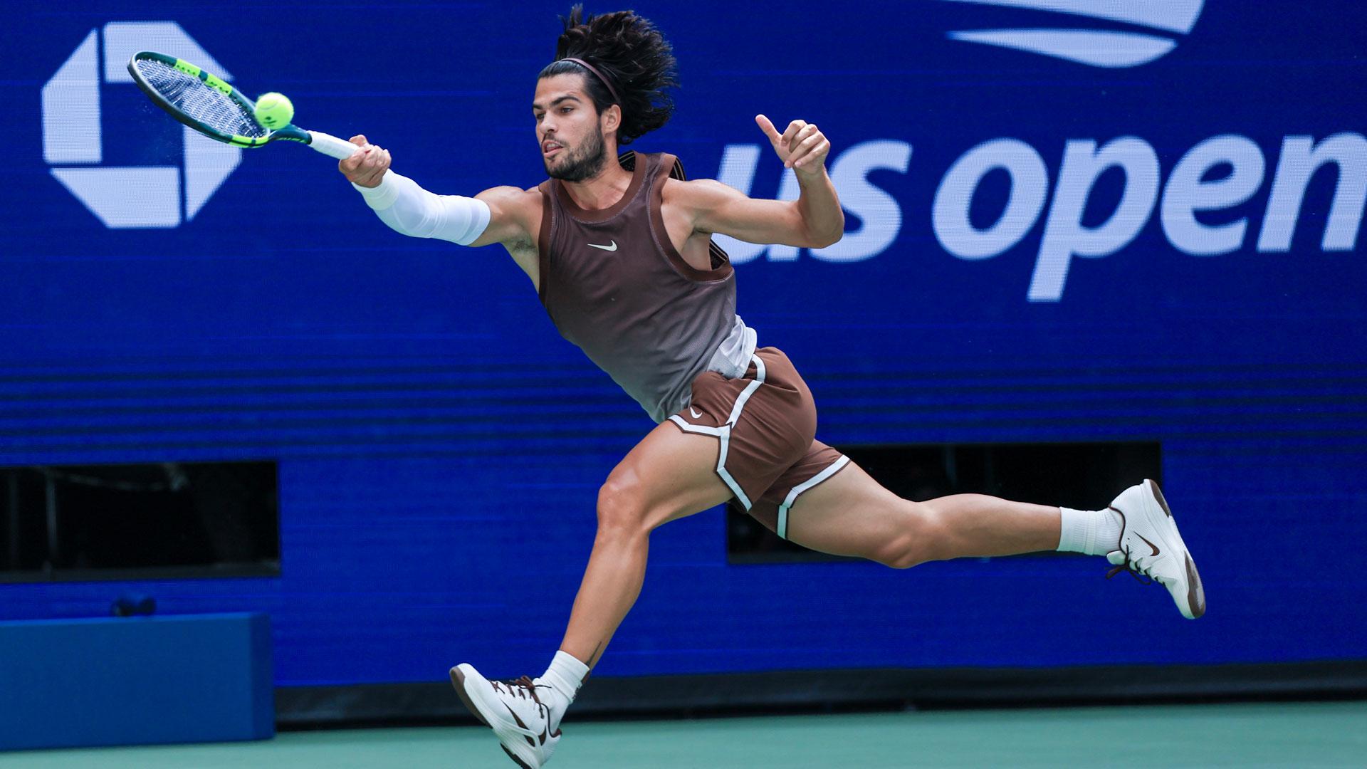 Carlos Alcaraz golpea a la pelota en su primer partido en el Abierto de Estados Unidos