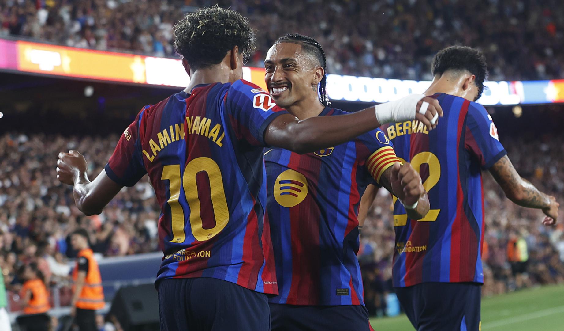 Lamine Yamal y Raphinha celebran uno de los tantos del Barça durante el encuentro contra el Rayo Vallecano