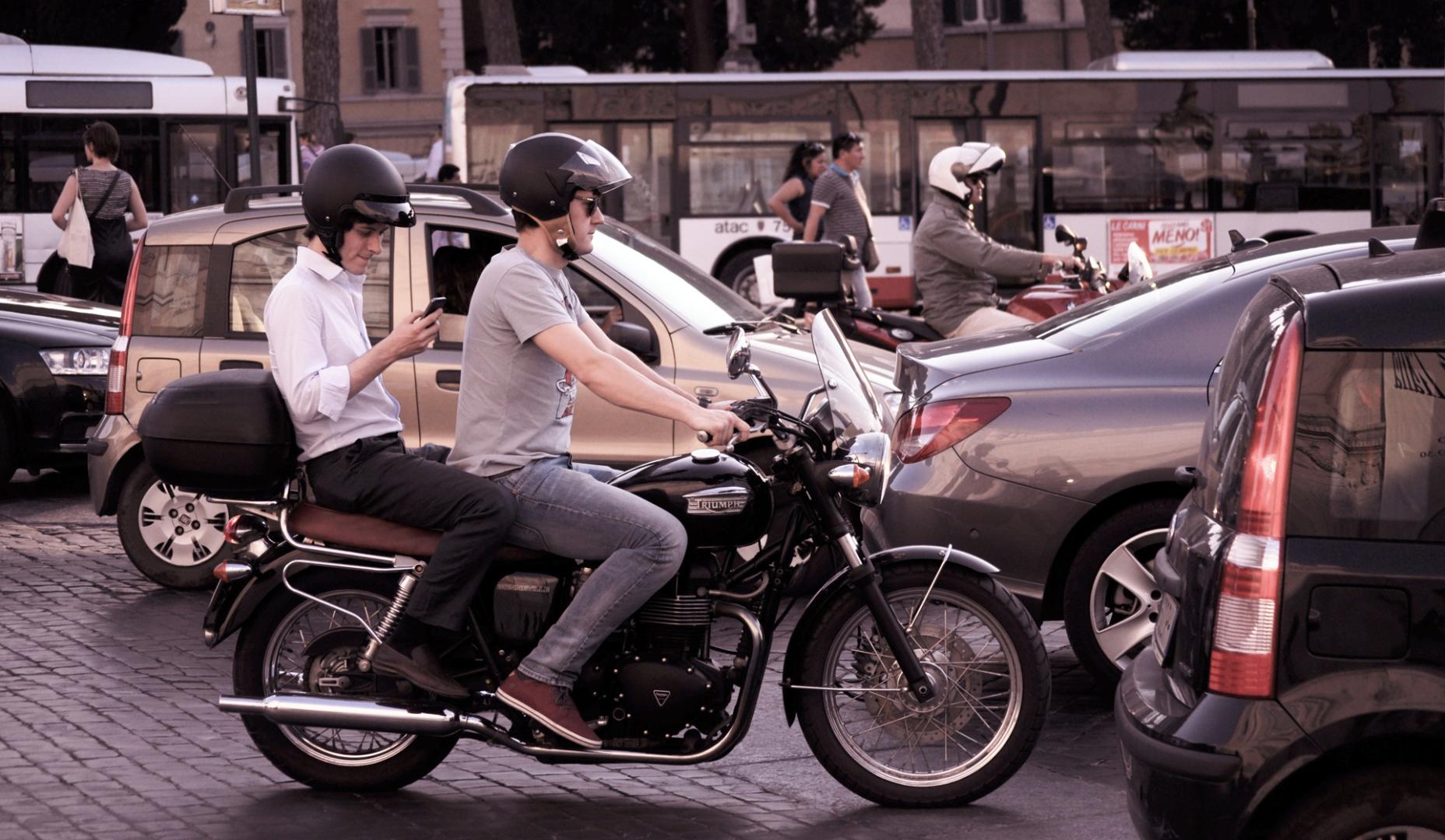 Una moto, en el tráfico urbano