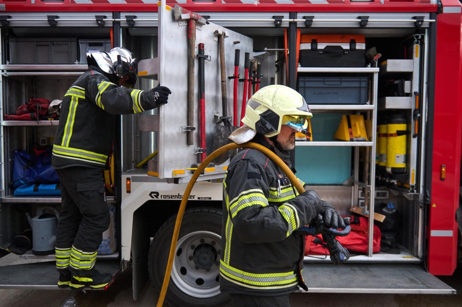 Bomberos de Navarra, junto a un camión