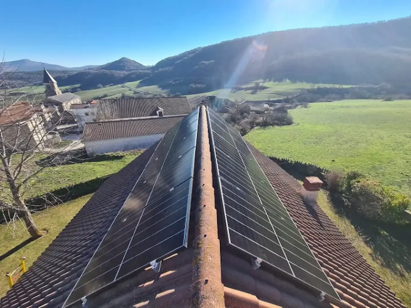 Instalación solar sobre una vivienda residencial