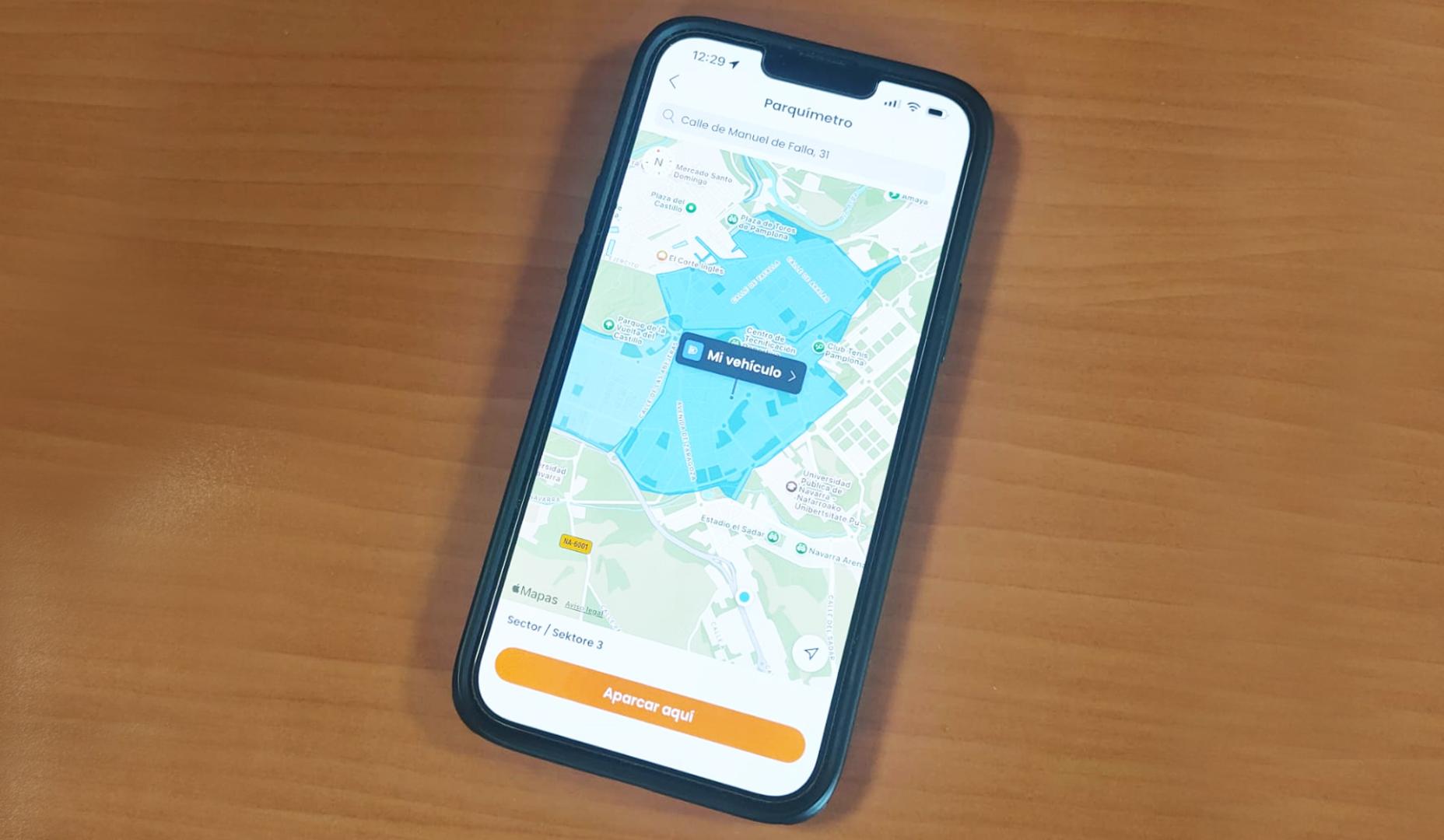 La app permite elegir la ubicación mediante un mapa o un listado