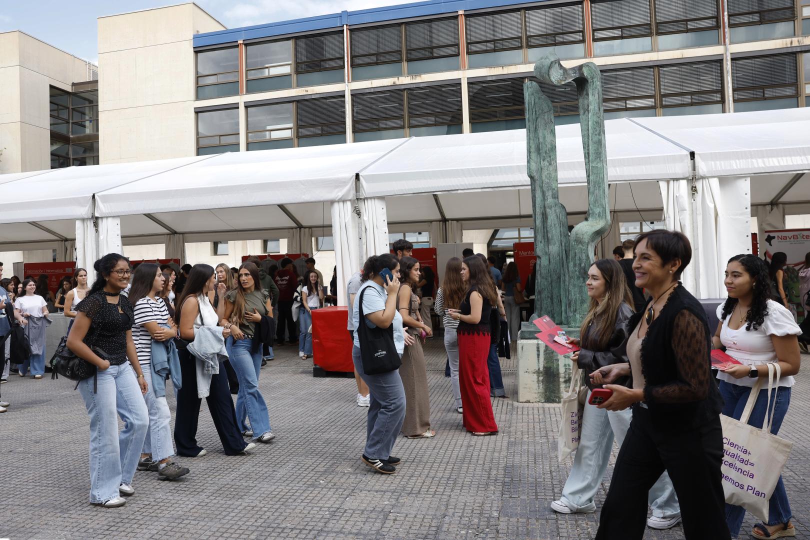 Alumnos pasean delante de la Biblioteca de la UPNA, durante la jornada de bienvenida.