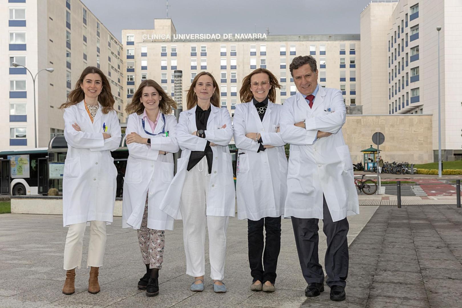 De izquierda a derecha: Paula Romano y María Gárate, coordinadoras de la Unidad Central de Ensayos Clínicos, y los doctores Anna Vilalta, María Rodríguez Ruiz e Ignacio Melero -investigador principal del ensayo-