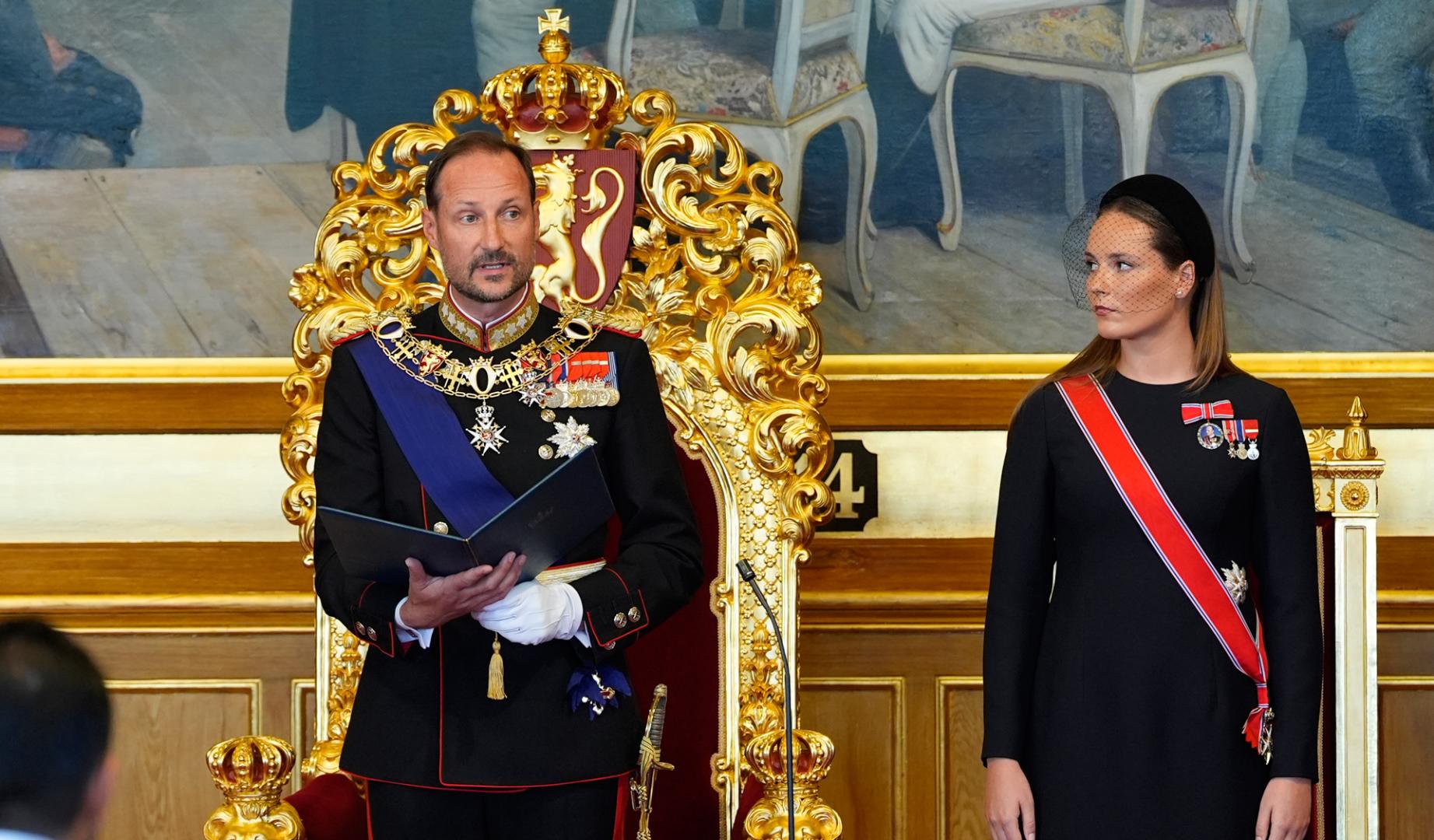 Haakon VIII presta juramento en el Parlamento noruego como nuevo monarca