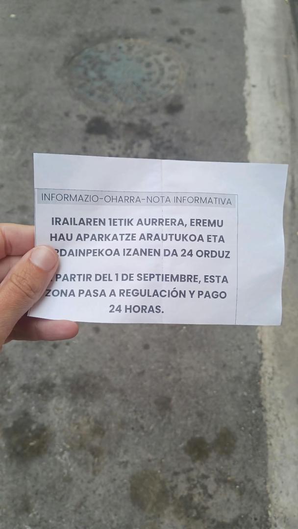 Los avisos podían verse en muchos de los vehículos estacionados