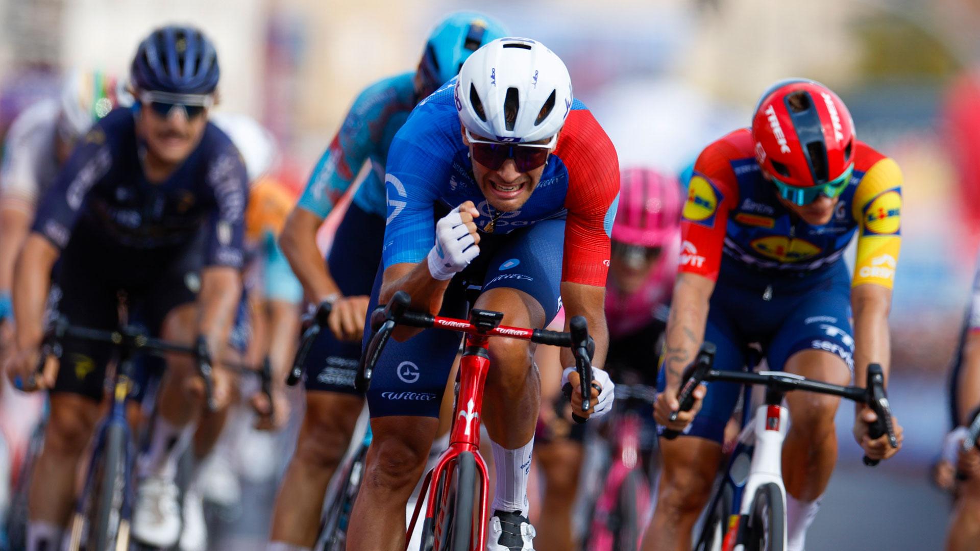 El ciclista francés del equipo Groupama-FdJ United Sebastien Tronchon (c) celebra la victoria en la décima etapa de la Vuelta a España