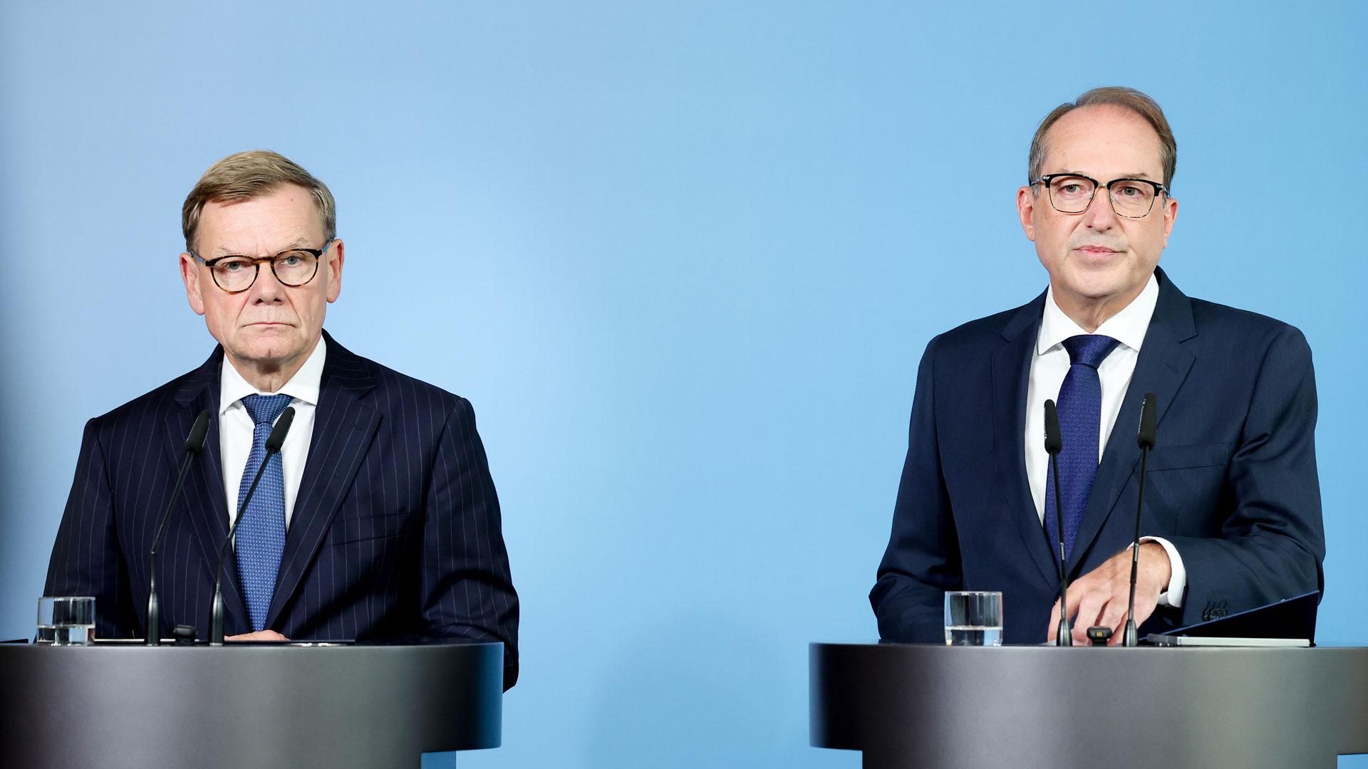 El ministro del Interior alemán, Alexander Dobrindt (derecha), y el ministro de Asuntos Exteriores alemán, Johann Wadephul, en la rueda de prensa en la que han informado sobre el incidente con drones en el aeropuerto de Leipzig