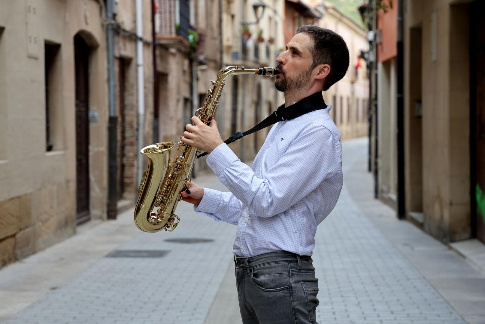 Íñigo Galdeano Lasheras, con su saxofón en la calle La Rúa de Estella durante sus recientes vacaciones en su ciudad.