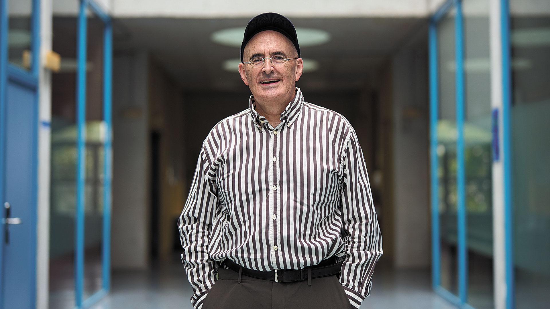 Josetxo Beriain, en el pasillo central de la primera planta del edificio Los Magnolios de la UPNA
