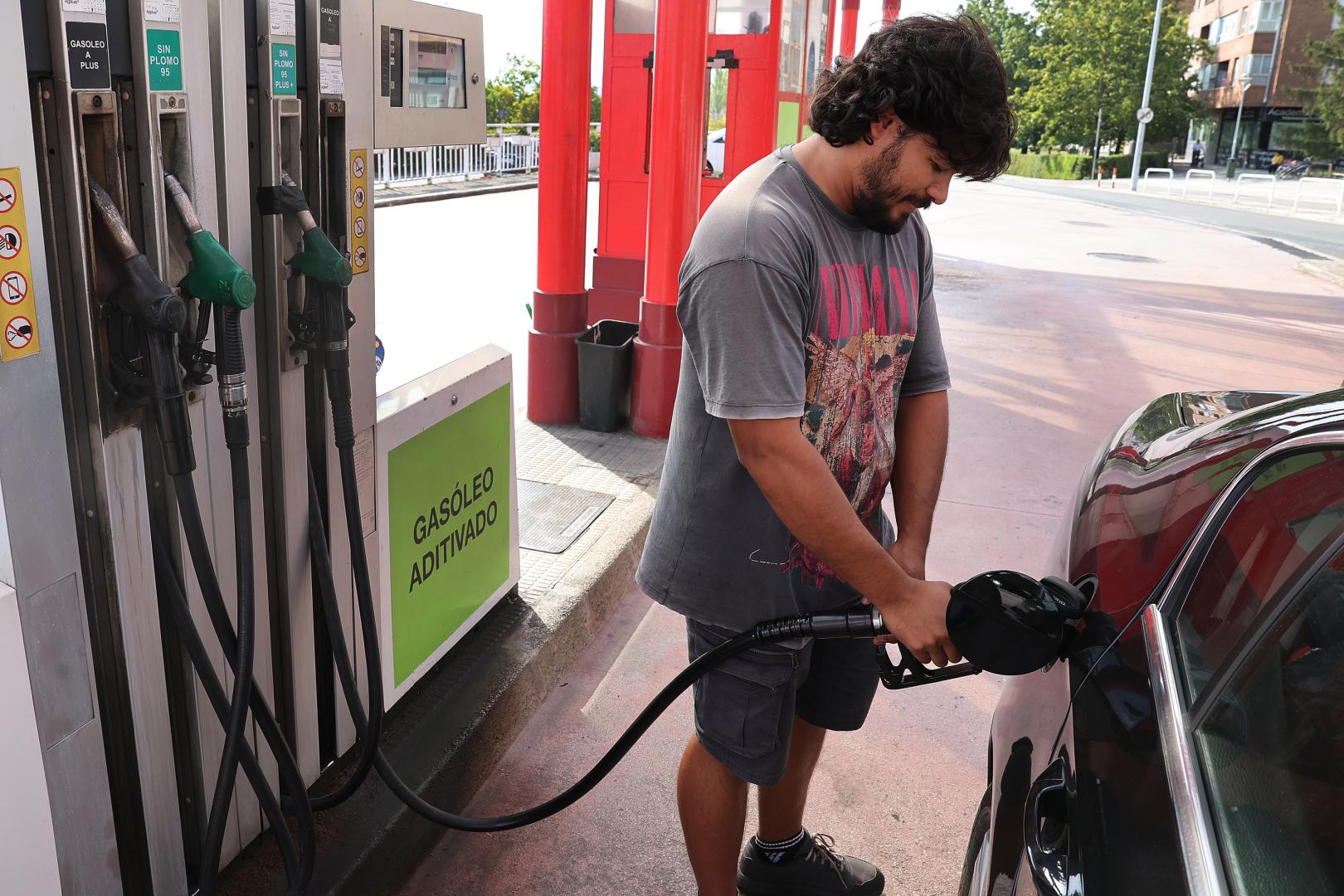 Un vehículo repostando este martes gasóleo en una estación de servicio en Iturrama