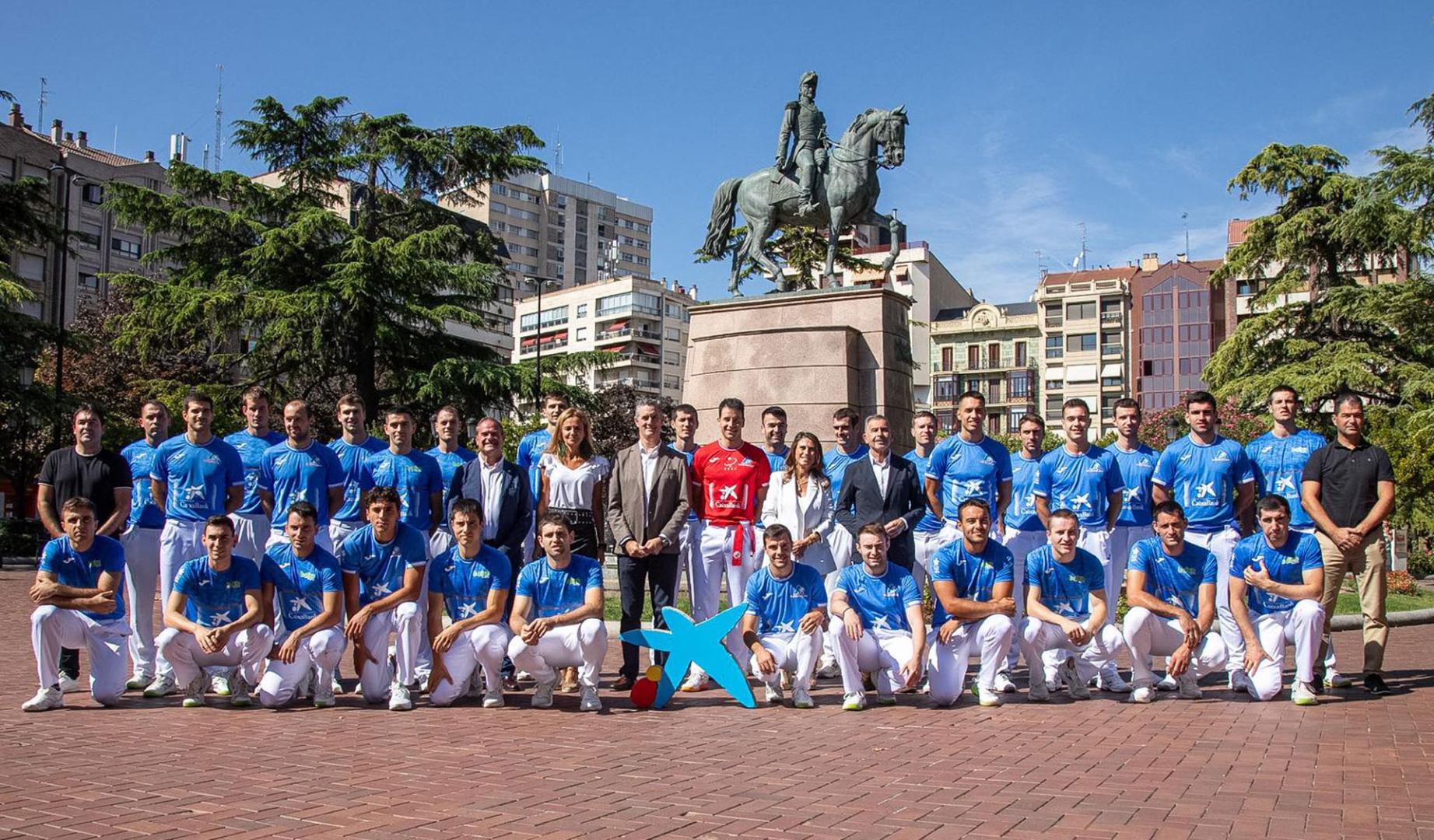 Los pelotaris que van a participar en los dos torneos de San Mateo, ayer en el Espolón de Logroño.