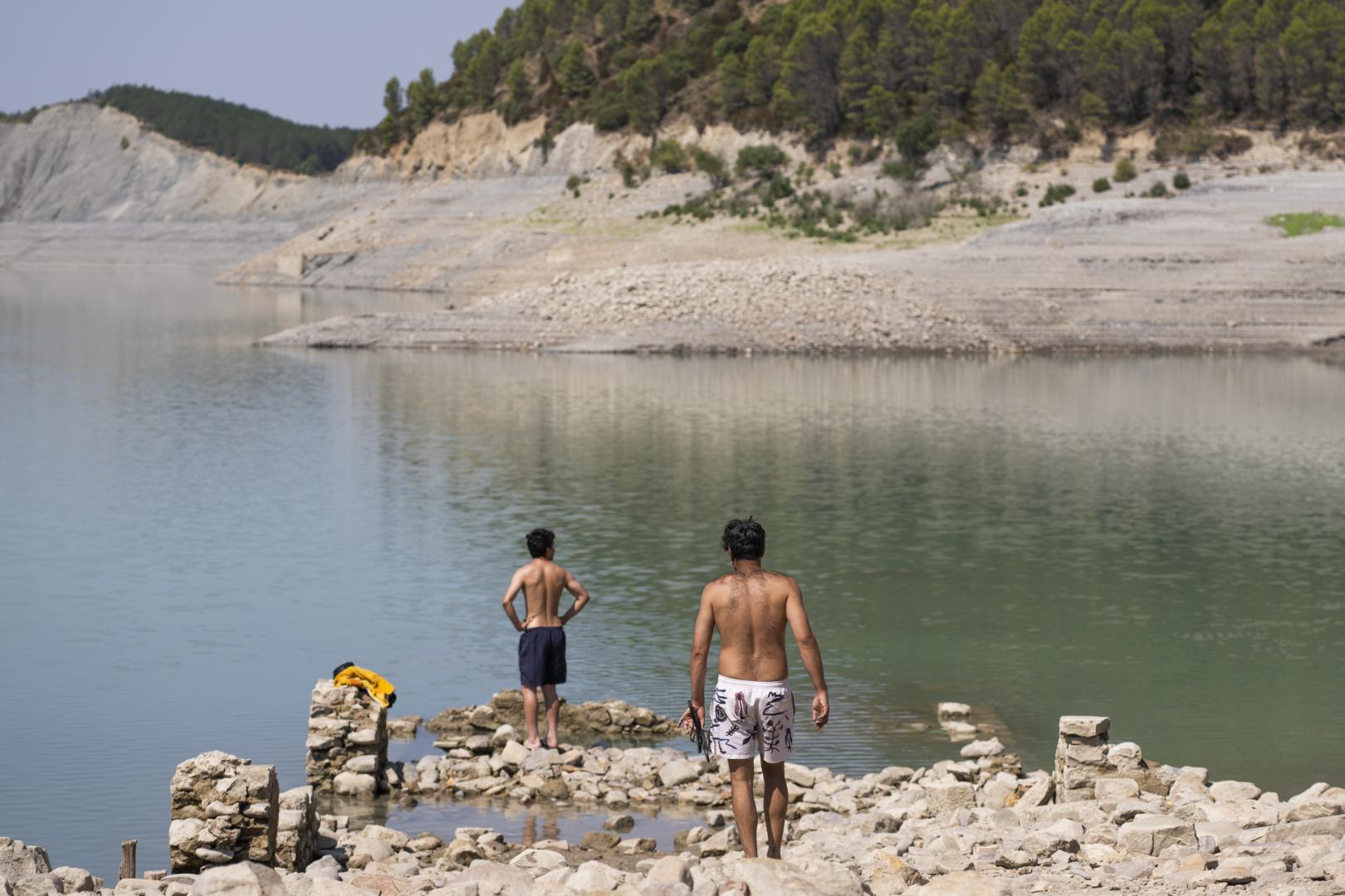 *A: Irati Aizpurua San Román *F: 19-08-26 *T: Fotos para apertura sobre embalses, de carácter lúdico y del nivel del agua. *L: Embalse de Yesa