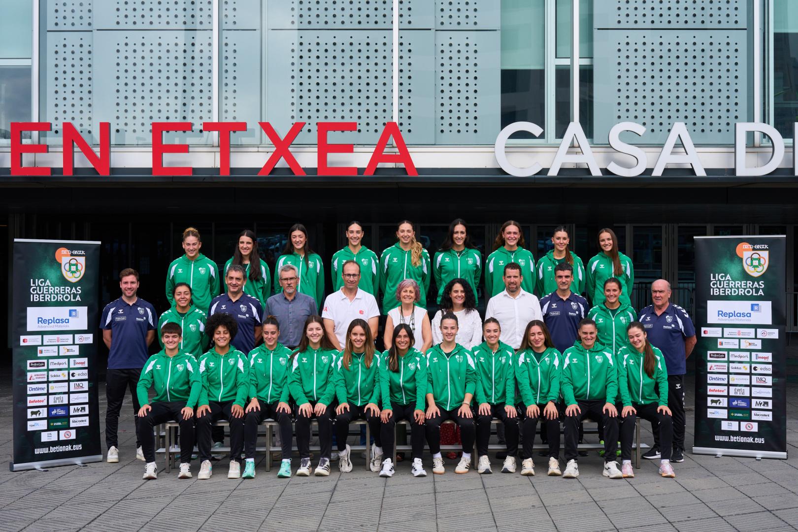 Los componentes de la primera plantilla del Replasa Beti Onak junto a autoridades y patrocinadores tras la presentación oficial en el Navarra Arena