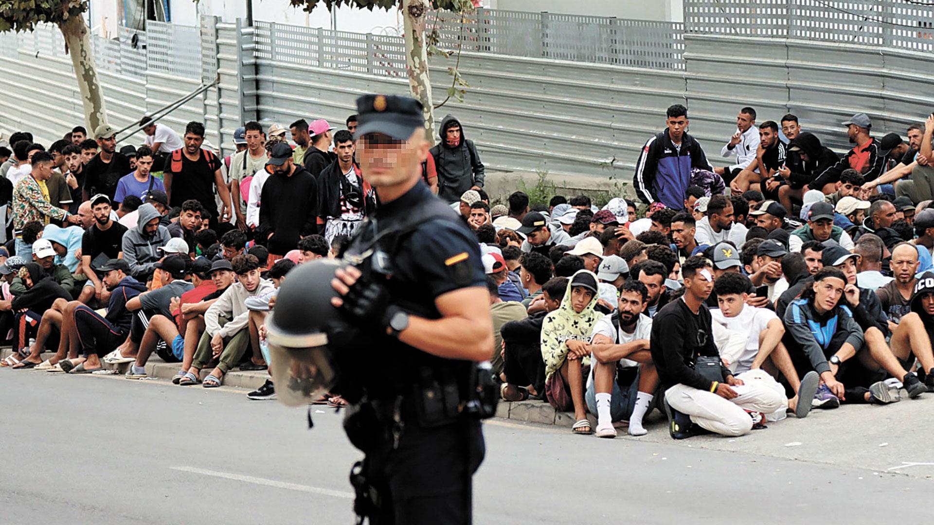 Continúan las aglomeraciones de migrantes en las inmediaciones del embolsamiento de Loma Colmenar para acceder a la zona, en Ceuta, este martes