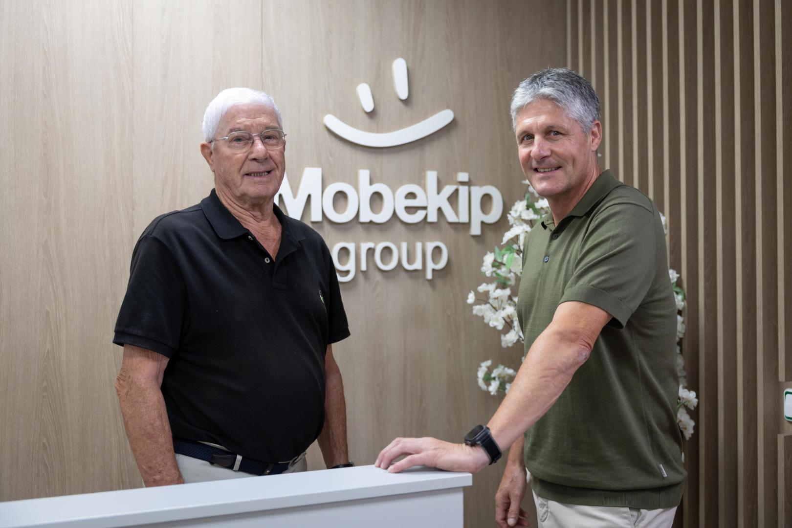 Mario Falcón Aliaga, junto a su padre Gabino Falcón Barea, en la sede de Mobekip en Cascante