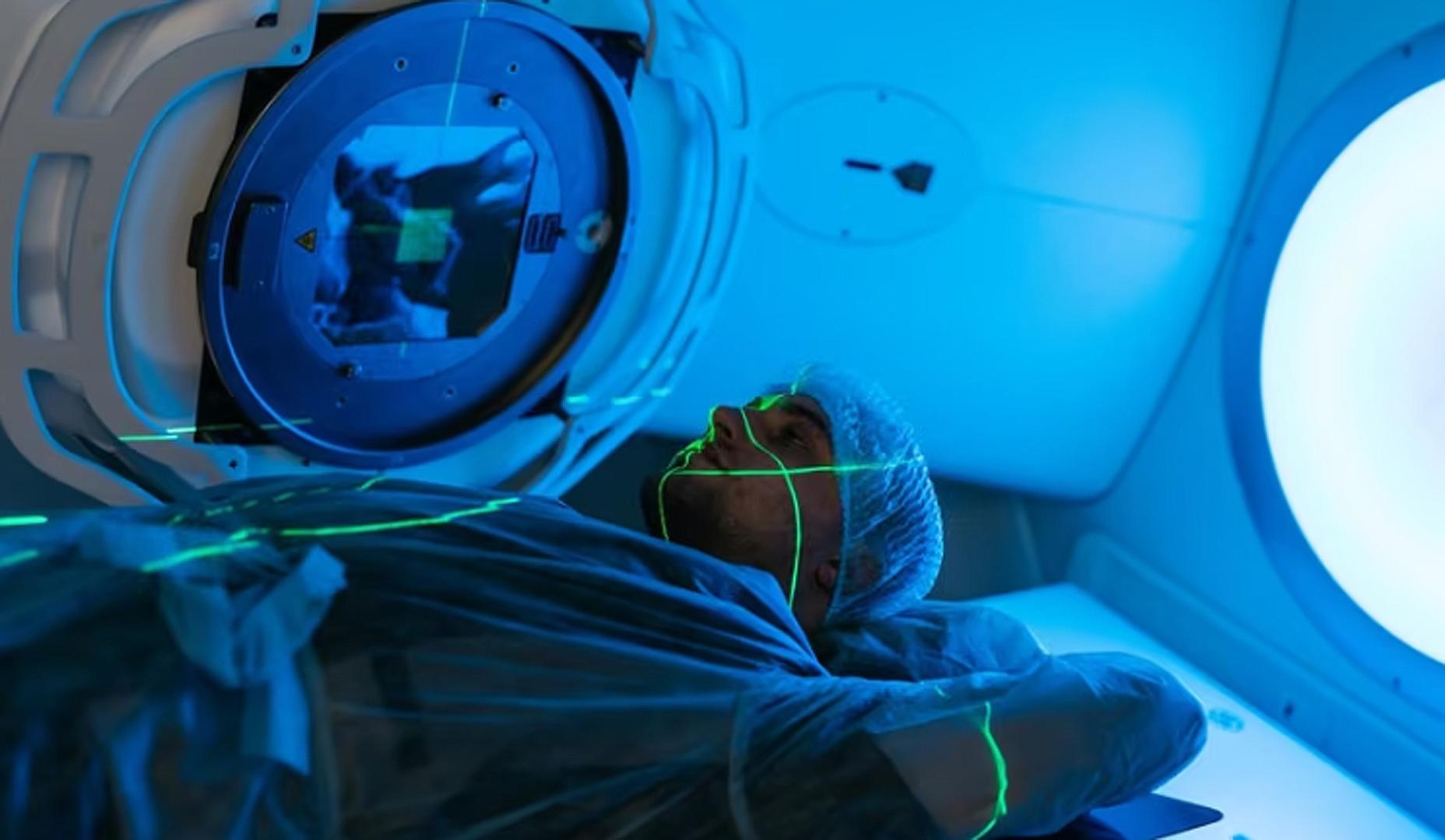 Un paciente siendo sometido a radioterapia con un acelerador lineal