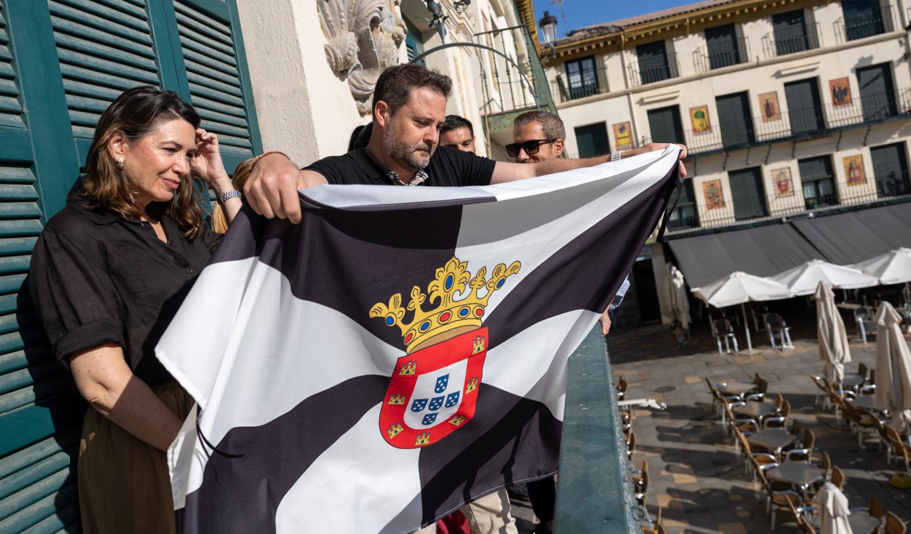 El Ayuntamiento de Tudela, con el equipo de gobierno de UPN como promotor, colocó este miércoles por la mañana la bandera de Ceuta en el balcón de la Casa del Reloj