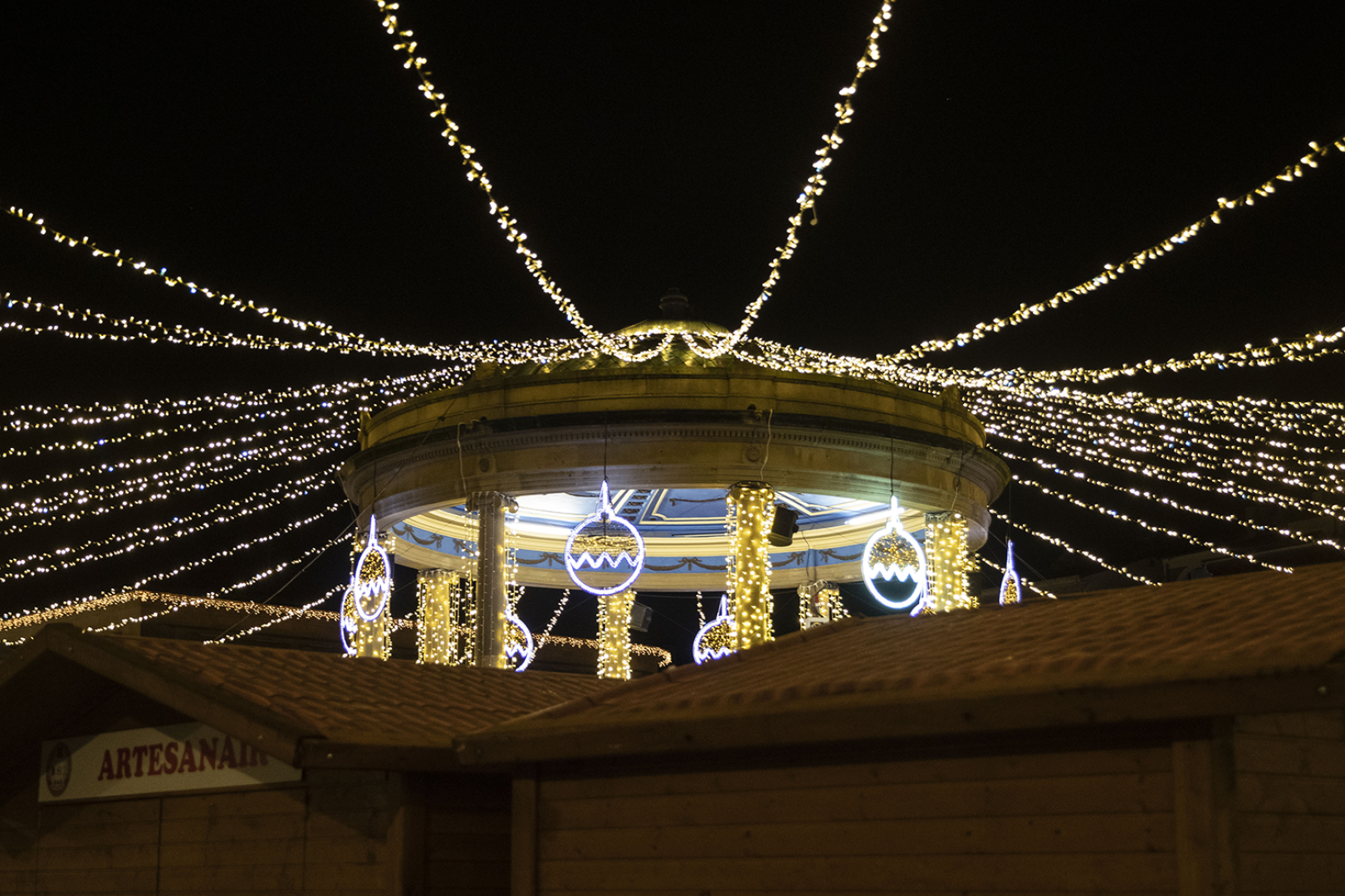 Kiosko de la plaza del Castillo iluminado por Navidad