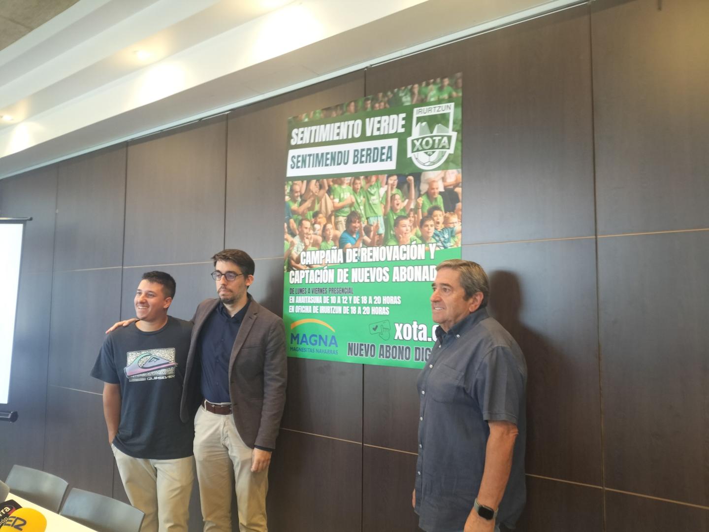 Los miembros de la junta directiva del Xota Aarón Oriz, tesorero; Asier Cotelo, presidente, y Esteban Iturbe, vicepresidente, han presentado la campaña de abonados