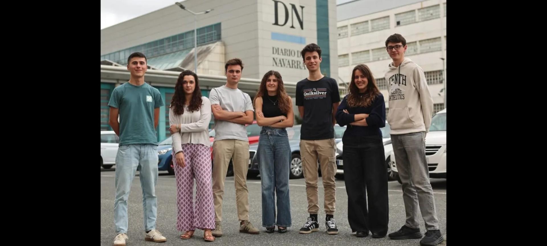Parte del equipo de becarios que han hecho prácticas en Diario de Navarra este verano