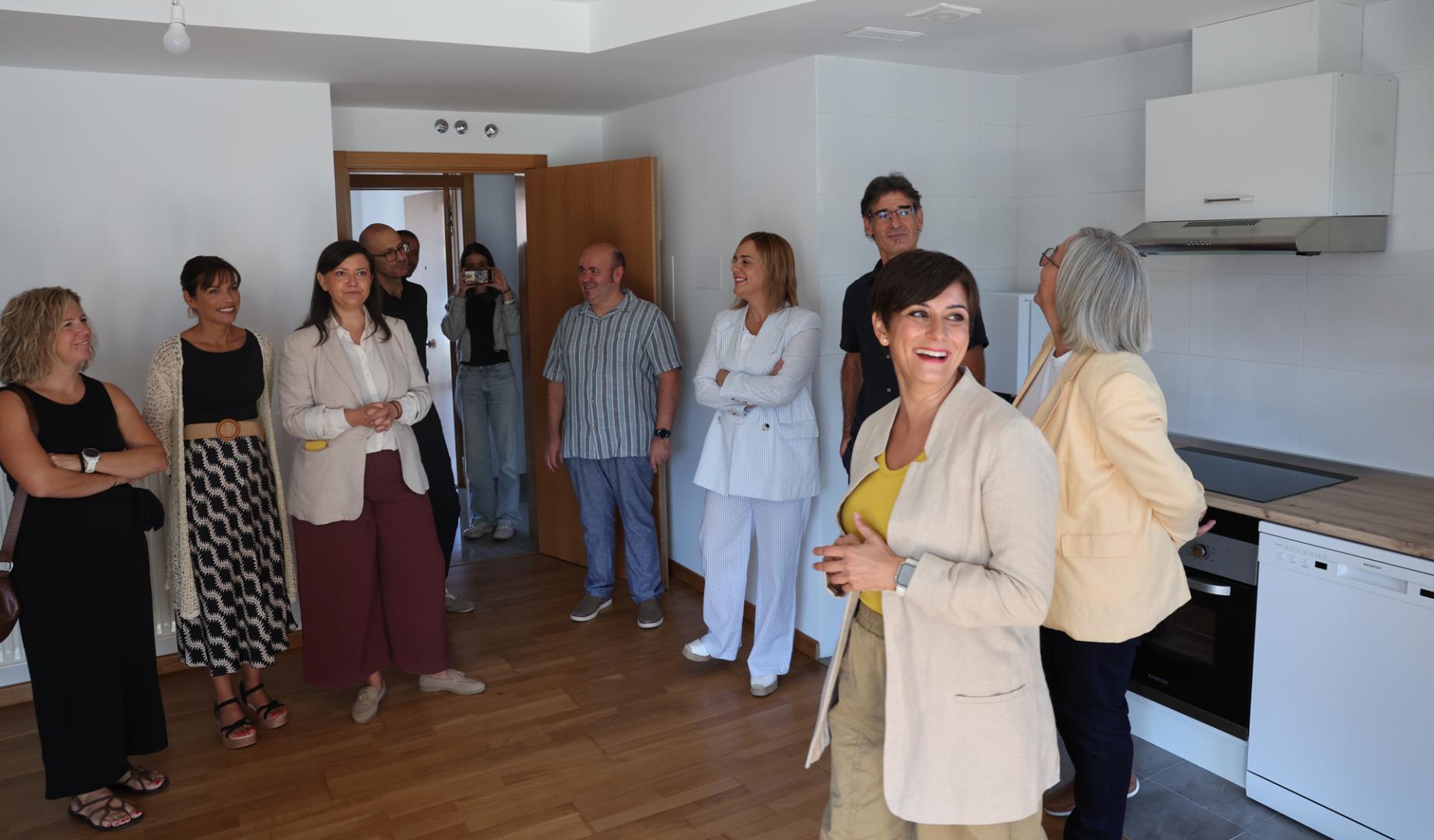 La ministra de Vivienda, Isabel Rodríguez, ha anunciado la puesta en alquiler asequibles de 36 viviendas de Lekunberrri