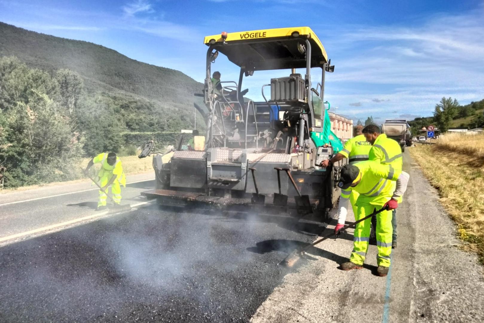 Obras de rehabilitación de firme en una carretera de Navarra