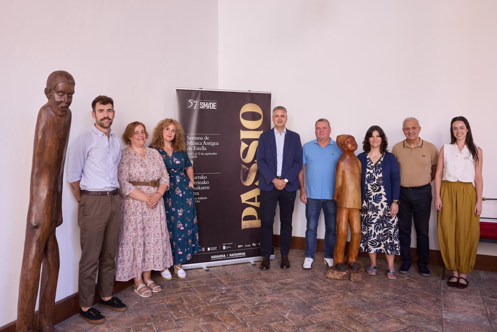 El director general de Cultura, Ignacio Apezteguía; junto a la alcaldesa de Estella, Mara Ruiz de Alda; la concejal de Cultura de la localidad, Ana Duarte; el director gerente de la Fundación Baluarte, Rubén Jauquicoa; la directora artística de la SMADE, Raquel Andueza, y otros asistentes a la presentación de la nueva edición del programa