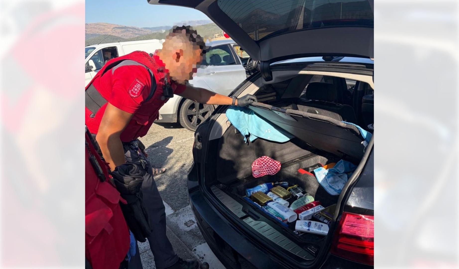 En el registro de los automóviles, los agentes localizaron cientos de productos de primeras marcas y de gran valor comercial —principalmente perfumes, calzado, cosmética y artículos de droguería— ocultos en los maleteros y en los huecos de las ruedas de repuesto.