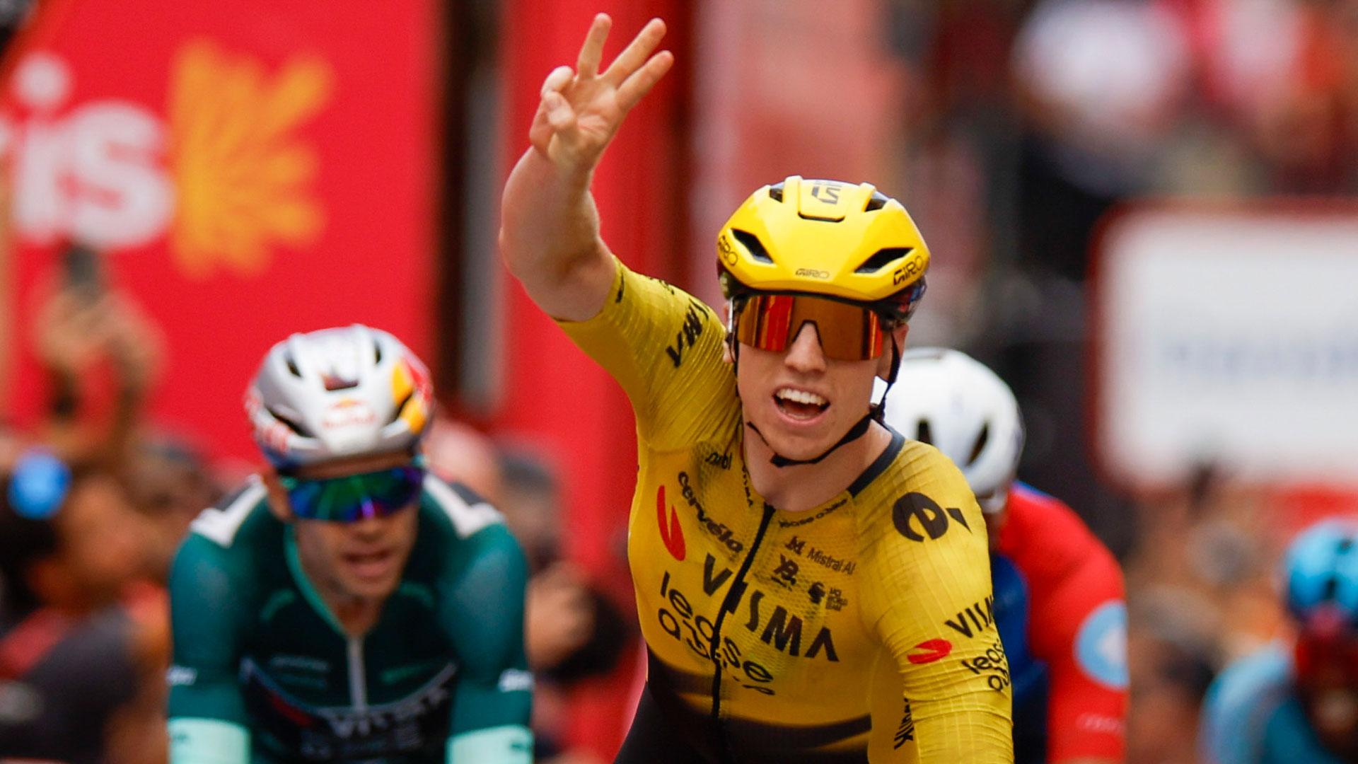 El ciclista británico del Team Visma-Lease a Bike, Matthew Brennan, celebra su tercera victoria de etapa en La Vuelta a España